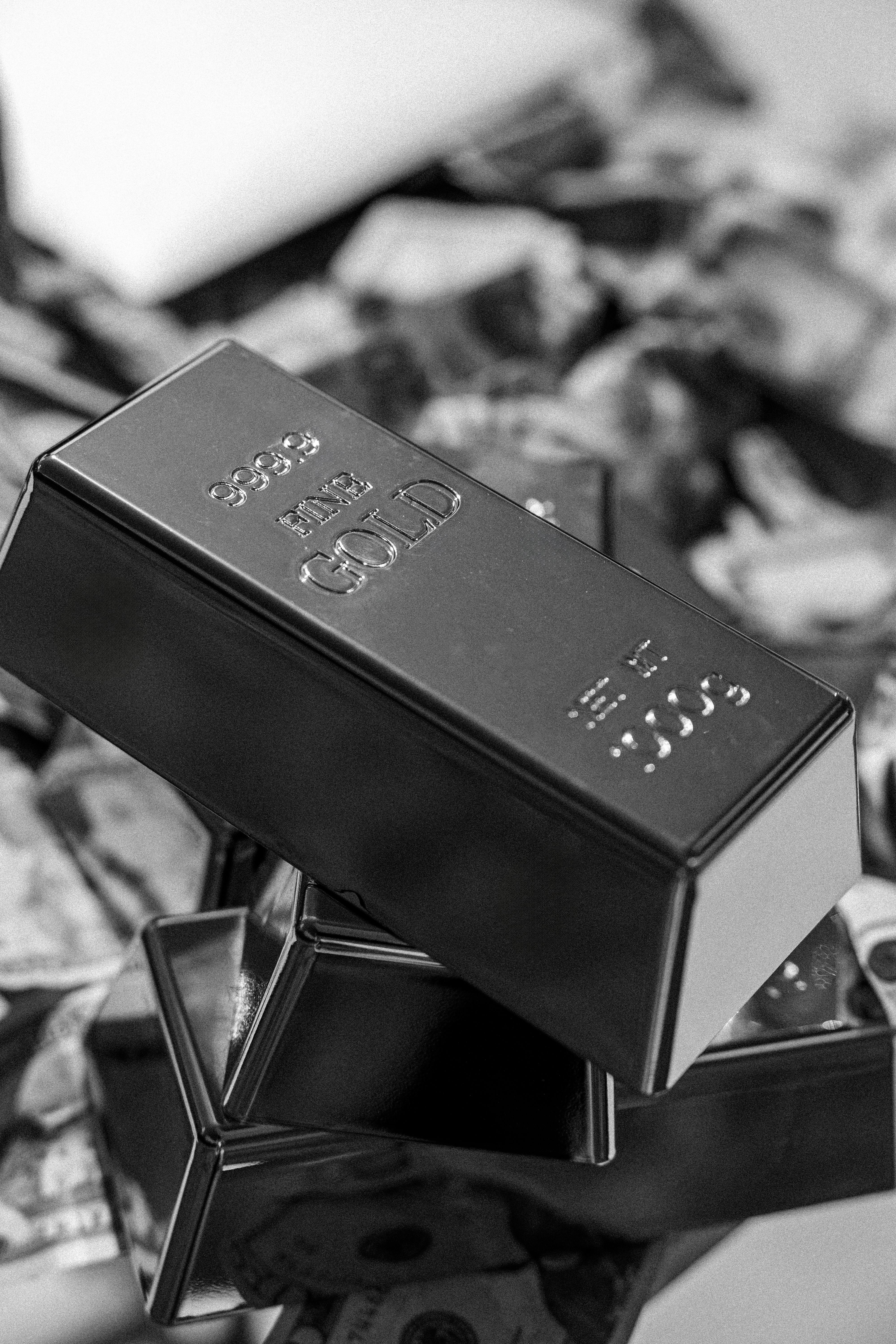 Gold Surges as US-Iran Deal Hopes Shake Dollar, Oil